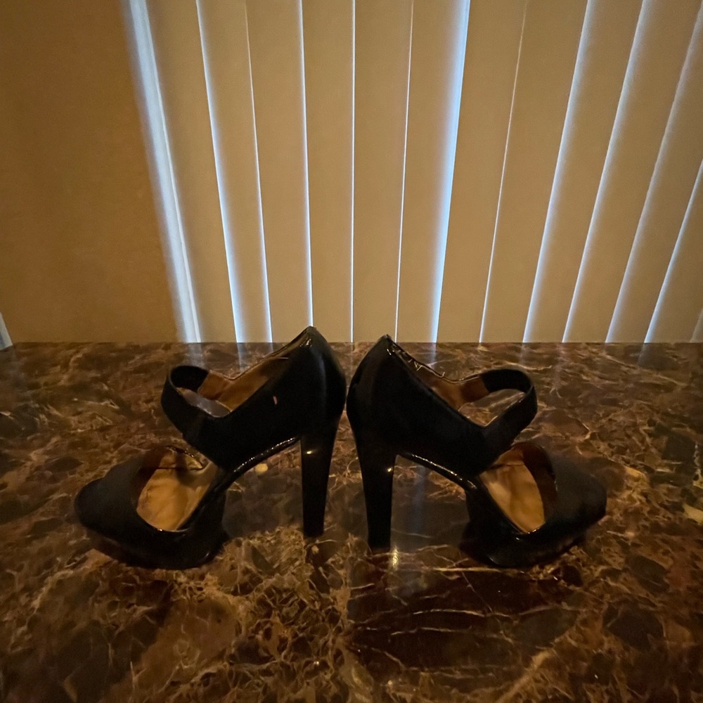 Michael Kors patent leather platform heels.Sturdy and comfortable. - Picture 3 of 5